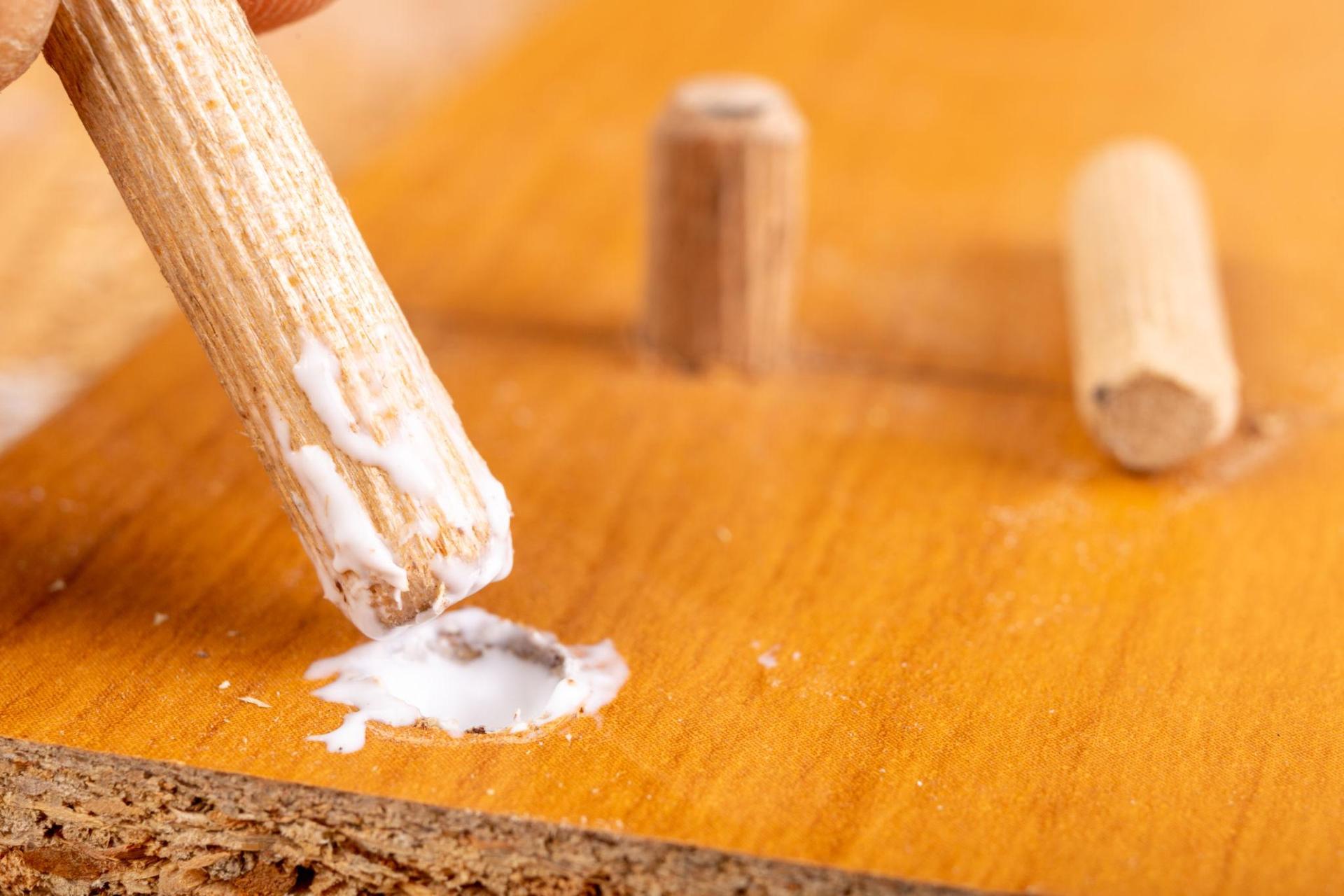 Bohrloch mit Kleber Reparieren