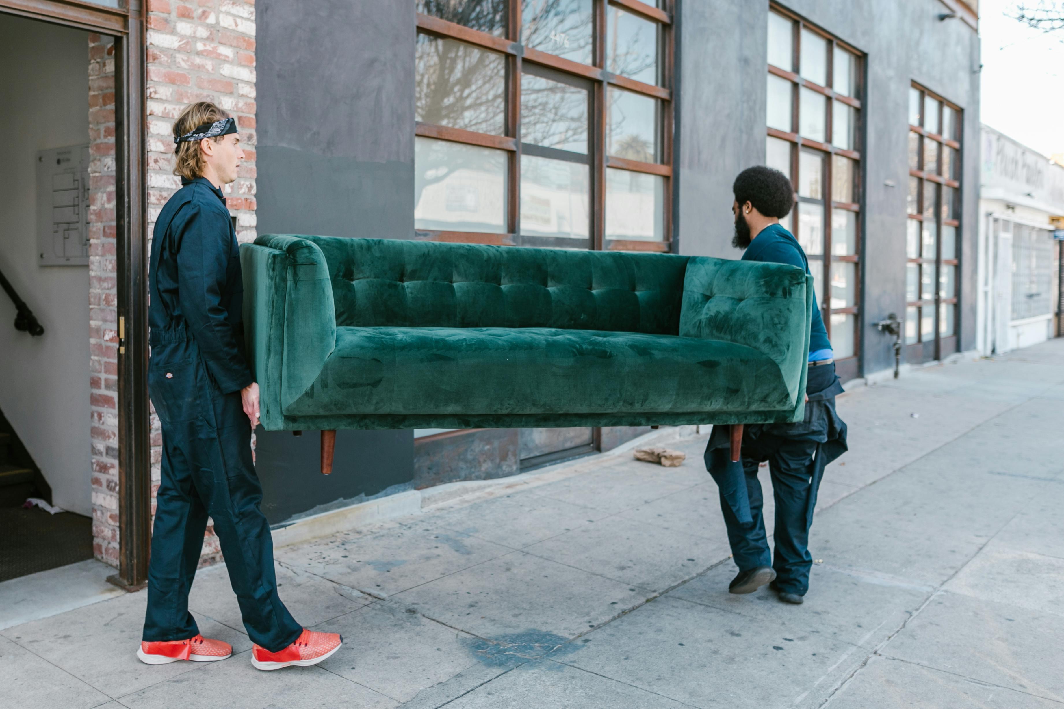 Sofa wird getragen