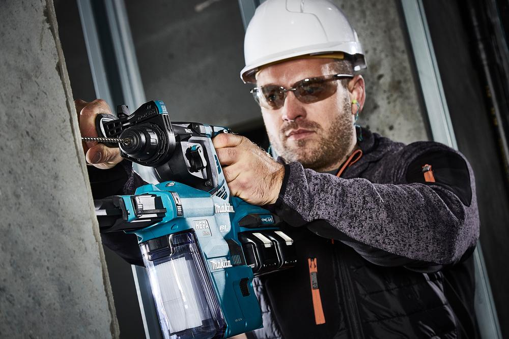 Makita Bohrhammer im Einsatz auf Betonwand